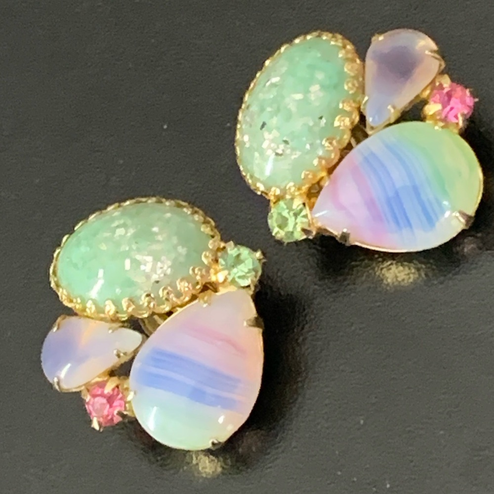 Vintage 1940s Iris & Confetti Art Glass Cabochon Clip-On Earrings Gold Tone Gree
